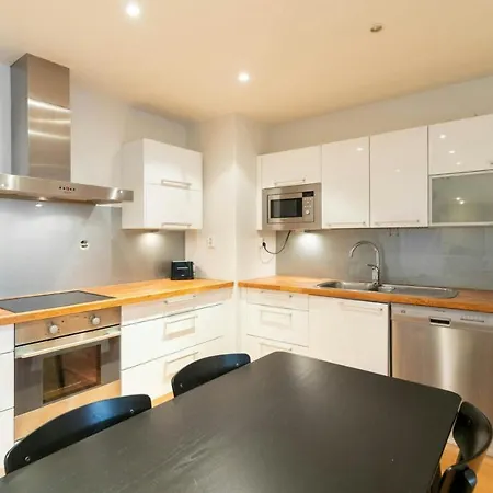 Spacious For 4 With Sauna In Kamppi *